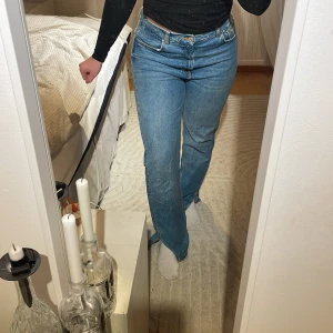 Jeans  - Midrise jeans från Pull and Bear med slits. Insydda i midjan för att sitta bättre runt höfterna. Väldigt långa i benen och i fint skick! Hör av dig vid frågor💕