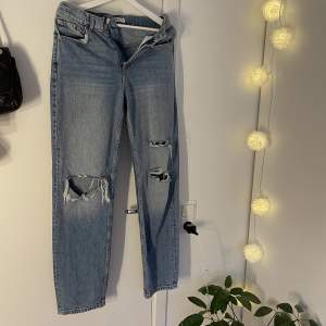 Dessa jeans sitter skit snyggt, men har tyvärr blivit för små. Inga defekter förutom att hålen på byxorna töjts ut lite.