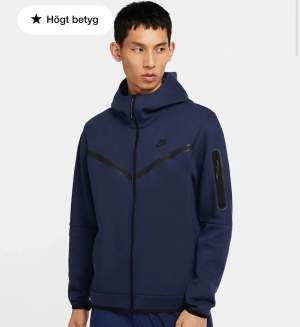 Säljer nu min mörkblåa Nike tech hoodie.  Storlek S, kille. Inte använd jätte mycket. Inget är heller sönder på den. Vid snabb affär kan ja sälja den billigare. 