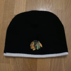 Mössa - Svart mössa i mycket bra skick. Köparen står för frakt.