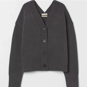 cashmere tröja - näst intill oanvänd tröja. säljer då jag har köpt en ny som jag gillar mer. nypris 899kr