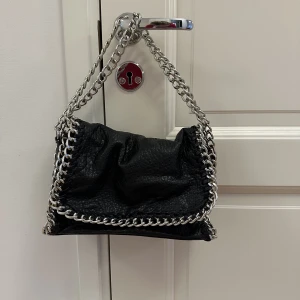 Väska  - Säljer denna Stella McCartney liknande väska, bara använd några gånger❤️‍🔥👌🏼