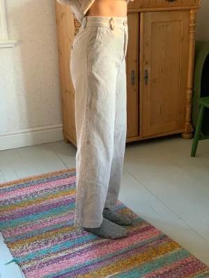 Manchesterbyxor  - Begangnat snyggt skickat. Luftiga och väldigt bekväma. Säljer då de blivit aningen för korta för mig. Supersnygg färg och perfekta till hösten!