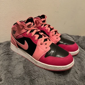 Jordan 1 - Säljer mina rosa Jordan 1 då de inte kommer till användning. De är i väldigt bra skick och använda endast ca 2 ggr, säljer för 1500 men pris kan diskuteras vid snabb affär🫶   Köparen står för frakt men kan även mötas upp 