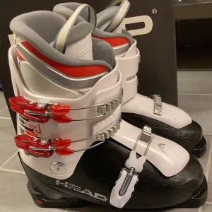 Pjäxor från Head Junior - Ett par pjäxor från märket Head i storlek 25,5. Använda men trots det i bra skick. Välldigt bekväma med skönt tyg inuti. 