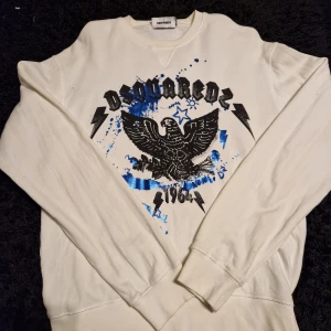 Dsquared2 sweatshirt  - Sjukt snygg tröja från Dsquared2, inköpt för ca 1 år sen men knappt använd. Den är lite missfärgad på kragen (se bild) annars fint skick. Storlek L