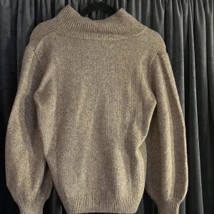 Stickad tröja - Helt oanvänd stickad tröja med prislappen kvar, säljer för att den inte riktigt passar mig. Tröjan går att både ha fram och bakofram!!  Säljer för 375kr + frakt men pris kan diskuteras!!