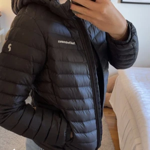 Peak performance jacka svart - Supersnygg peak performance jacka i färgen svart. Storlek S skulle jag säga. Den är hyfsad använd. 