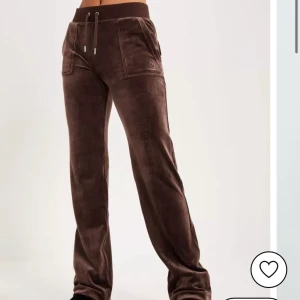 Nya Juicy Couture byxor🤎 - Säljer dessa helt nya Juicy Couture byxorna i färgen Chocolate. Storlek S men sitter som en Xs/S nypris 1099kr mitt pris 900kr 
