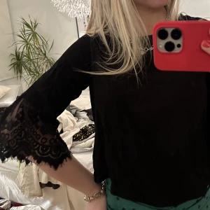 Blus med spets på armarna - Perfekta svarta blusen med spets på armarna. Den är i strl M men skulle mer säga att den motsvarar en S❤️