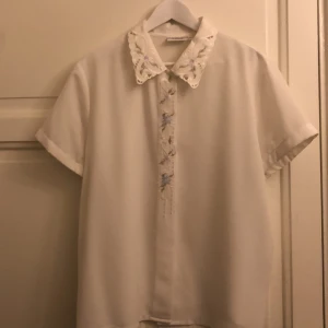 Blus  - Jätte fin blus! Köpt på secondhand men skulle säga att den nästan är som ny. Använd ett gå tal gånger.❤️☺️