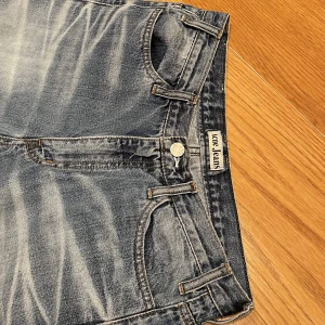 Lowwaist Acne jeans  - Acne jeans som är väldigt långa på mig som är 173 cm men helt underbara! Dock får jag inte på mig dom längre