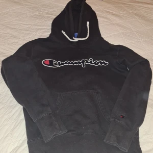 Champion hoodie - Säljer denna fina hoodien från champion då den tyvärr är för liten för mig. Skriv för fler bilder eller om ni är intresserade!