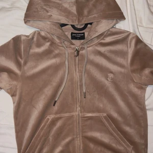 Juicy Couture 💓 Kofta  - Säljer denna Juicy Couture koftan då den inte kommer till användning, knappt använd så mycket fint skick! 💓