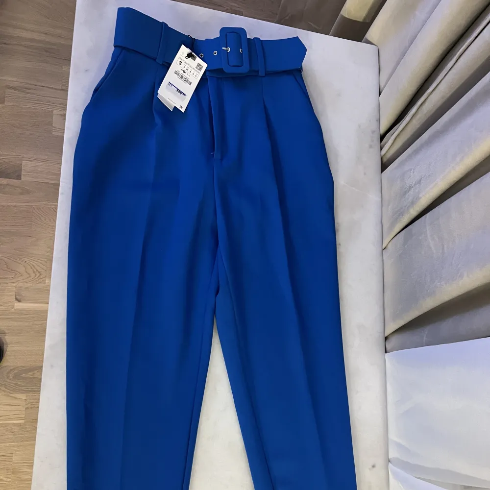 Blåa oanvända kostymbyxor med prislapp kvar. Nypris: 399kr. Jeans & Byxor.