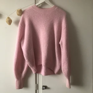 Stickad rosa tröja - Mycket skön och fin tröja i en ljusrosa färg. Köpt secondhand och använd flitigt. Inte sticksig och stor väldigt skön