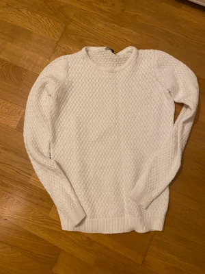 Vit tröja - Säljer denna fina tröja den är tyvärr för liten för mig men den e väldigt fin på. Den är i storlek xs. Köpte den för 170kr i en butik. Pris kan diskuteras.