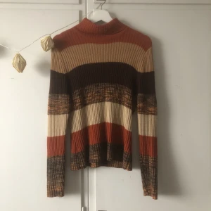 Stickad tröja randig - Så fin och skön stickad tröja jag köpte second hand. Stretchig och inte sticksig enligt mig