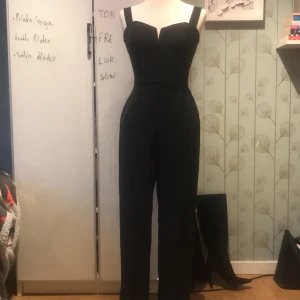 Jumpsuit  - Svart jumpsuit från H&M, storleken är 38 men skulle mer säga att den passar en 36:a