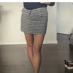 rutig kjol - kjol med houndstooth mönster från Hm💗