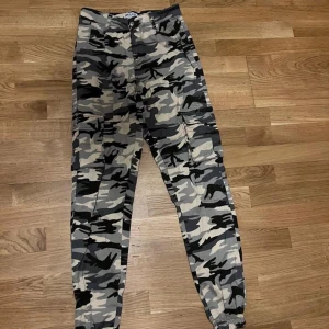 Cargo MadLady! - Super fint skick! Inget att anmärka. Snygga militär cargo byxor ifrån MadLady.  Storlek XS. Nypris 599kr mitt pris 80kr.
