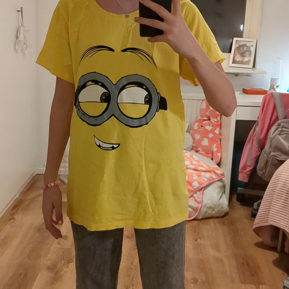 Säljer min jätte roliga minion tröja. Den ska vara ganska oversized.😁 Använt typ 2 gånger💙 pris kan diskuteras 🤭. T-shirts.