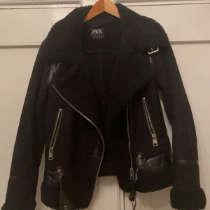 mocka / Teddy Zara jacka - Super mysig jacka fram zara som tyvärr inte kommer till användning längre:( Tror jag köpte jackan för 2 år sedan ungefär och den är väldigt sparsamt använd så i princip nyskick. Skriv gärna för fler bilder. Priset kan diskuteras vid snabb affär💗