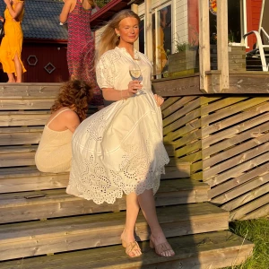 Vit poplinklänning limited edition - Vit somrig klänning från Zara. Limited edition kollektion 2022 nypris 1200kr. 100% bommul. Har dubblett avv denna klänning så den som sälj är helt ny & oanvänd med prislapp.