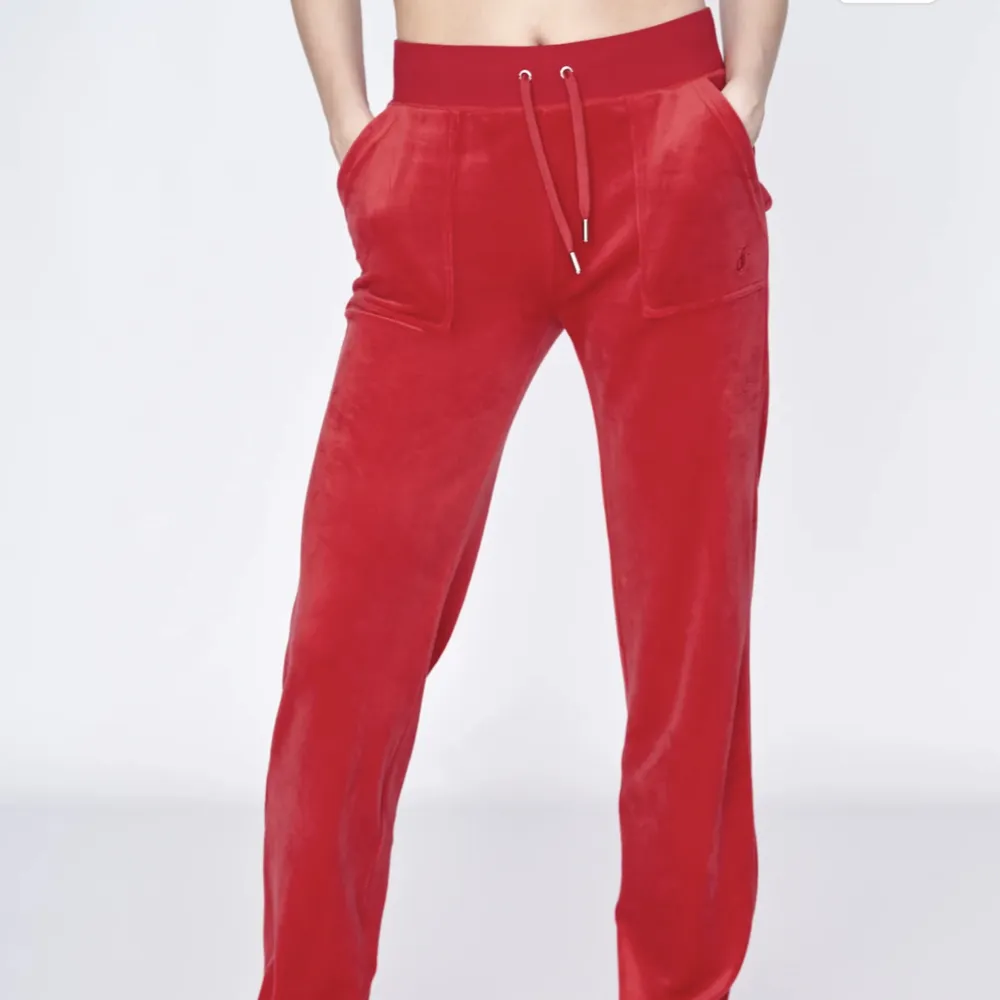 Gör en INTRESSEKONTROLL på mina jätte fina röda juicy couture byxor. Ena stålsaken på snöret har lossnat, se bild 3!. Jeans & Byxor.
