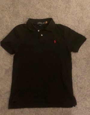 Polo pike Svart - Säljer min oanvända polo piké. Det står att den är storlek XL 18-20 år, Slim Fit men sitter bra på mig som bär S eller M. För fler frågor tveka inte och höra av dig. 
