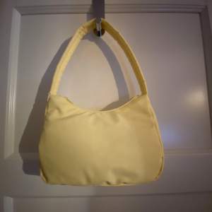 En gul handväska. Aldrig använd, den är som ny. 