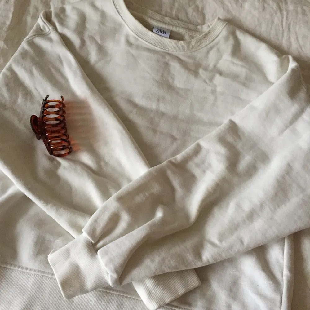 En vit superfin basic sweatshirt som passar till allt☁️Använd ett fåtal gånger. Tröjor & Koftor.