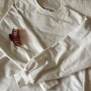 En vit superfin basic sweatshirt som passar till allt☁️Använd ett fåtal gånger