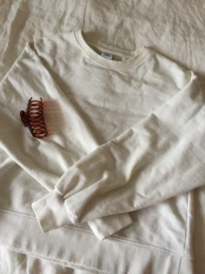 Vit sweatshirt - En vit superfin basic sweatshirt som passar till allt☁️Använd ett fåtal gånger