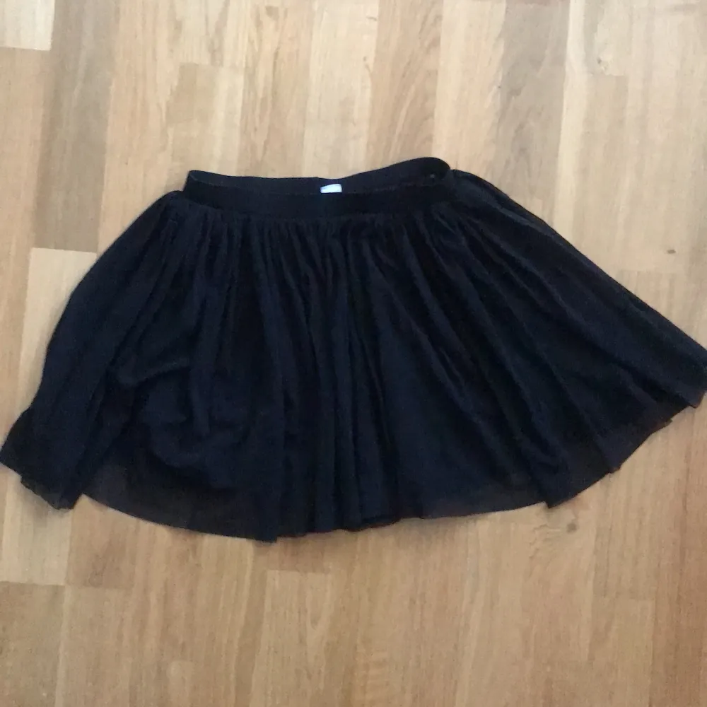 Knappt använd kjol från H&M i fint skick. Säljer den för att den är för liten och den är väldigt kort för min smak.. Kjolar.