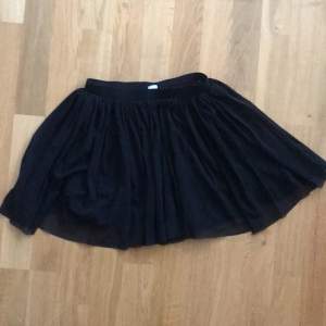 Knappt använd kjol från H&M i fint skick. Säljer den för att den är för liten och den är väldigt kort för min smak.