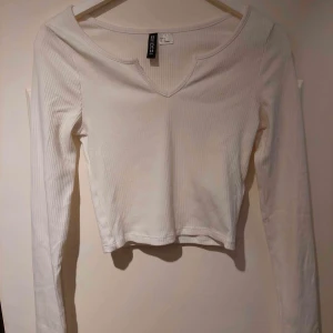 Topp - Säljer denna topp som knappt är använd för 70 kr. Storleken är XS. Kan frakta också.