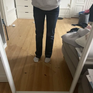 Mörkblå jeans - Säljer dessa superfina jeans som tyvärr är lite försmå på mig. De är i storlek 28. Och bra längd på mig som är 1.65 