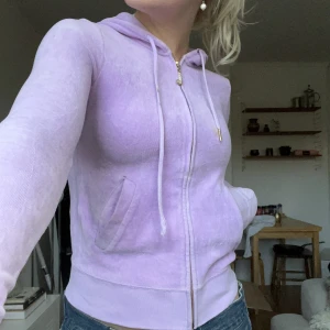 Juicy kofta  - Ljuslila söt Juicy kofta. Lite fläckar här och där som man kan se på bilderna men inget man riktigt lägger märke till