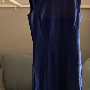Klänning - Mörkblå klänning med dragkedja där bak. Använt några fåtal gånger. stretchigt tyg. Fin passform. Snygg till fest eller vardag.  Längd: lite ovanför knäna om du är 165cm Skriv om du vill ha fler bilder eller video ❤️
