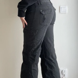 Esprit cargos - Svarta lågmidjade cargobyxor från märket esprit! Aldrig använda av mig men köpta på sellpy. 