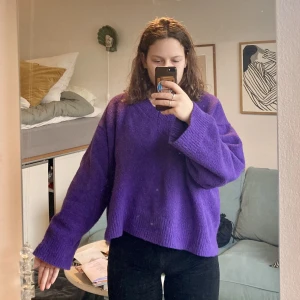 Tjocktröja från Weekday - Använd 1-2 gånger, tjock, skön och mysig tröja i mörklila. Vida armar och V formad runt halsen. Super bekväm och passar många storlekar!💜