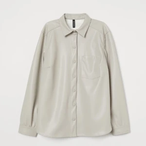 Skjortjacka i lädermaterial  - - ljusbeige skjortjacka  - material: läderimitation  