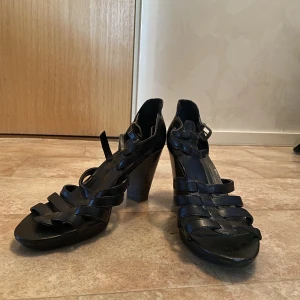 Sandal med klack - Sandaler med klack. Otroligt sköna att gå i. Sparsamt använda