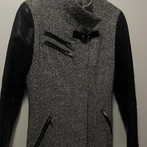 kappa  - Varm knälång kappa 60% ull  Bra skick 