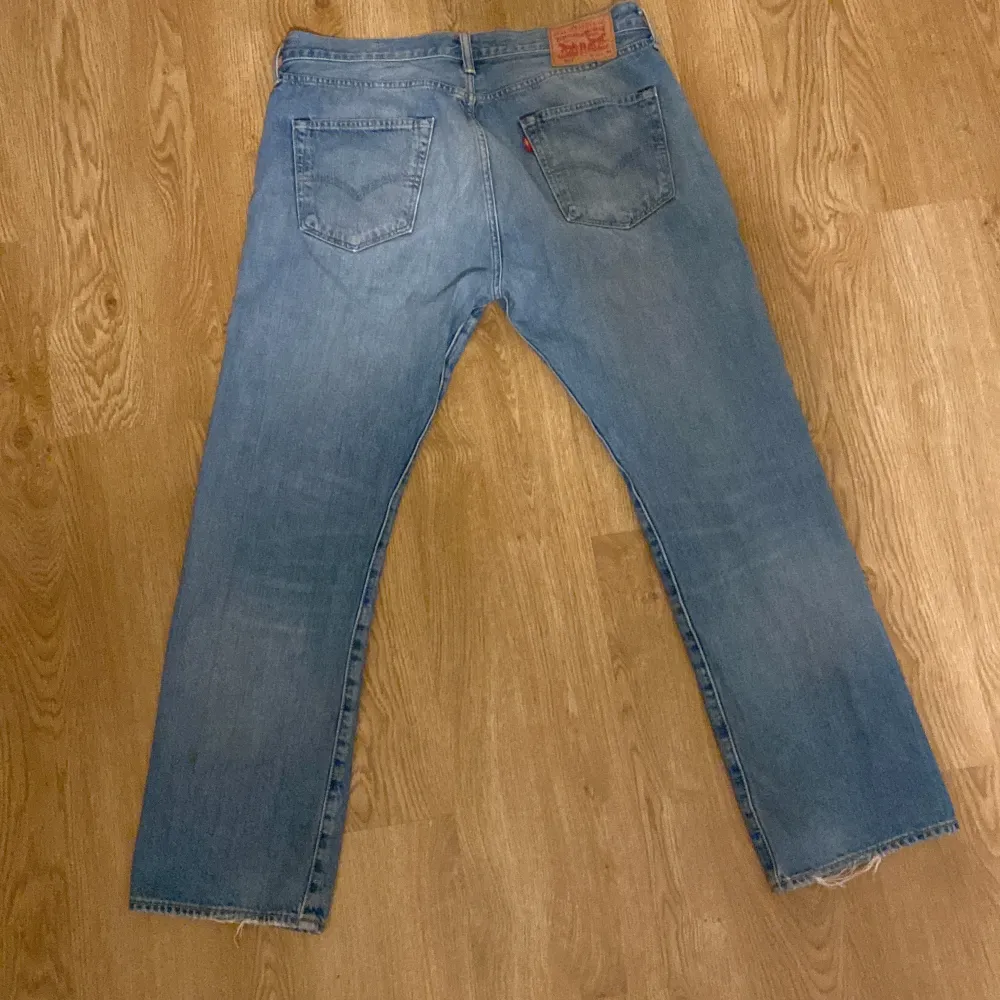 Fina Levis jeans i gott skick trots flera antal tvättar. Storlek är W:34 L:30. Pris kan diskuteras . Jeans & Byxor.