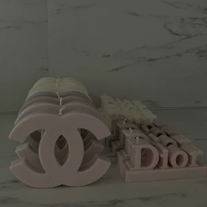 Ljus🤍🕯 - Vita ljus 80kr st, ljus i färg 100kr st💖 skriv i dm för beställning, köparen står för frakt🤍🕯