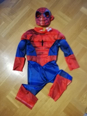 Maskeraddräkt - Använd spidermandräkt med mask. Storlek 6-8 år. 