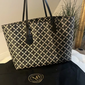 Marlene birger  - Säljer min Marlene birger Totebag. Ena bandet är lite slitet därav priset. Skriv för fler bilder! Nypris 2800kr säljer för 600kr 💗