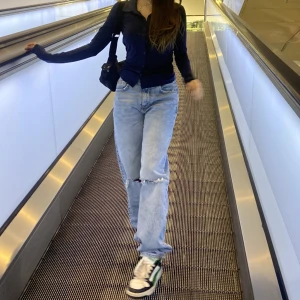 Straight legged blue jeans - Gina tricot - Straight legged mom jeans from Gina tricot , ripped on the knees, light blue jeans with dark blue and white undertone. Size 36, innerbenslängd 78cm